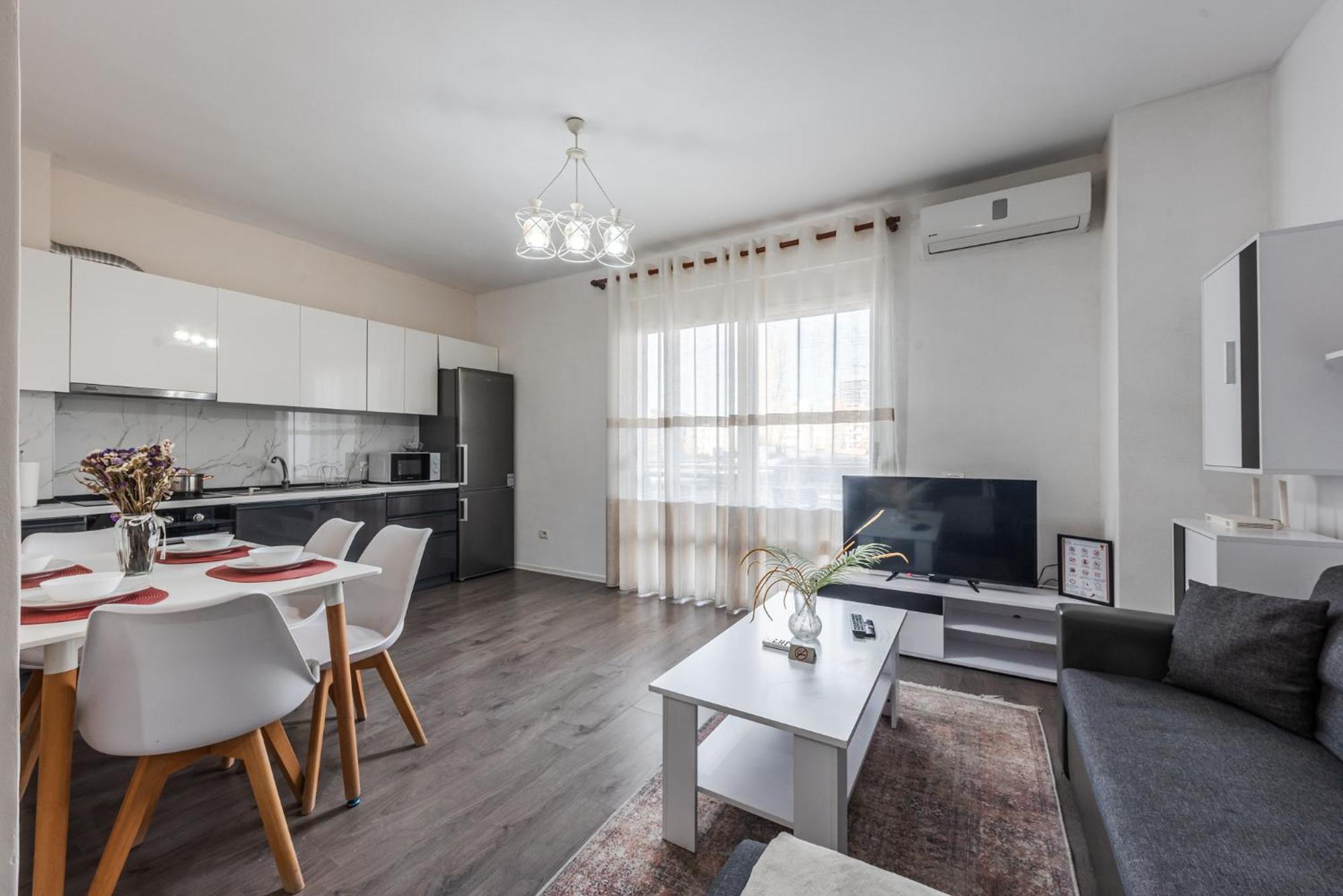 New Boulevard / 10' Walk From Center Appartement Tirana